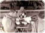  16 March 1967: Yang dipermuliakan sedang makan sederhana bersama bhikkhu dari Barat saat mengunjungi Vihara Tham Klong Phen. Propinsi Udonthani