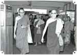  23 January 1972: Yang dipermuliakan menyambutkan kedatangan ke 2 Dalai Lama di Thailand di Ruang Uposatha Wat Bovoranives Vihara. Setiap mereka bertemu, umumnya membutuhkan beberapa jam berdiskusi tentang agama Buddha dari berbagai sudut pandang.