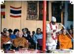  23 November 1985: Upacara penyambutan di Nepal dipimpin oleh Raja Purohit (Brahmin Priest) dari Yang terhormat Raja Birendra di Nepal. Umat Buddha Nepal memperlakukan Yang dipermuliakan sebagai guru dari yang terhormat Raja Bhumibol Adulayadej dari Thailand.