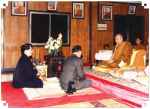  Maret 1992: yang dihormati Raja dan Ratu setelah berdiskusi Dhamma dengan Yang dipermuliakan di Samnak Song Doipui, propinsi Chiangmai