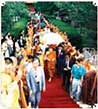  June 1993: Bhikkhu dan umat Buddha China menyambut Yang dipermuliakan setiap lokasi kunjungan di China selama 20 Juni - 2 July 1993.