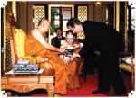  13 Oktober 1993: Pangeran Philippe dari Belgia memberikan hormat pada Yang dipermuliakan atas kunjungan resmi ke Thailand di Sala 150 tahun di Wat Bovoranives Vihara.