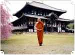  7 April 1998: Yang dipermuliakan mengunjungi kuil Todai-ji Buddha Nara, Jepang. The Great Buddha Hall (Daibutsuden) rumah patung perunggu terbesar di dunia Buddha Vairocana.