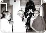  Juli 1998: Satya Narayan Goenka, guru vipassana terkenal di dunia, memberi hormat kepada Yang dipermuliakan di Wat Bovoranives Vihara.