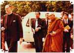  27 April 1980: His Holiness was welcome by parishner at Notre Dame Cathedral, Paris, France.