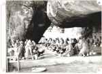  16 March 1967: Yang dipermuliakan mengunjungi Vihara Tham Klong Phen, Propinsi Udonthani untuk melatih meditasi berkaitan tradisi hutan. Foto : Yang dipermuliakan sedang makan mengunakan mangkok bersama bhikkhu di Vihara.