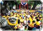  3 Oktober 2008: Umat Buddha Thai Buddha bersenang hati mengatakan "Selamat Ulang Tahun" untuk Yang dipermuliakan di Uposatha Wat Bovoranives Vihara.